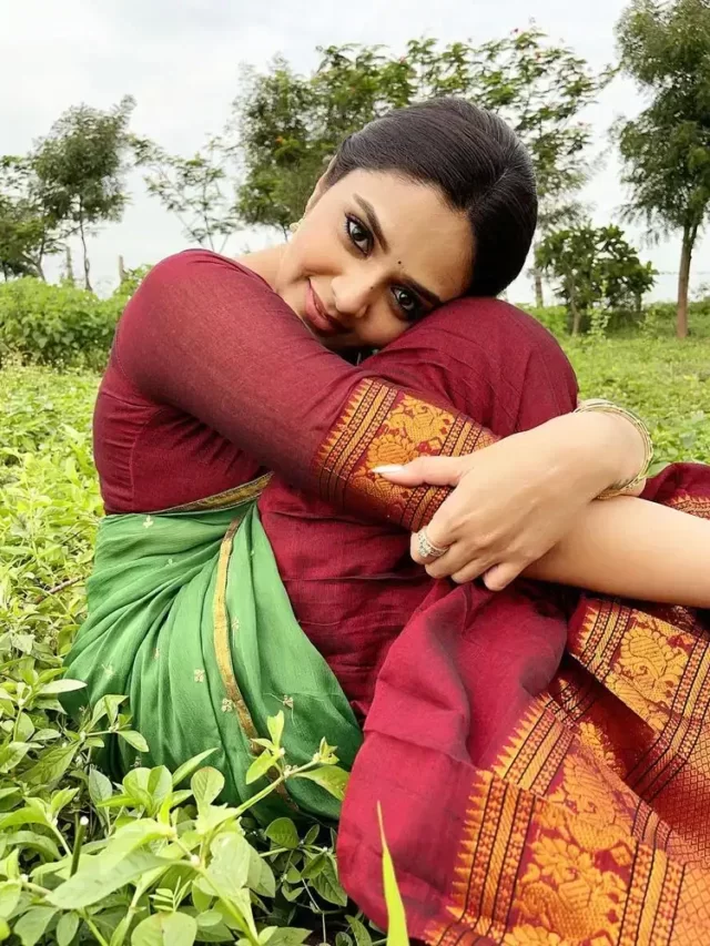Sreemukhi Mesmerizing Half-Saree Pics in Green Farms