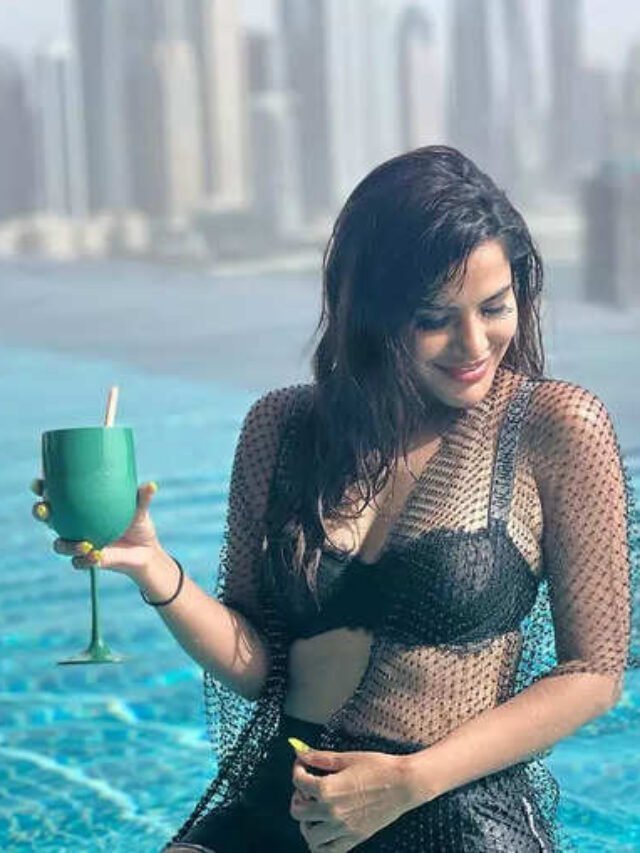 Ashu Reddy Enjoys Vacation Pool (1)