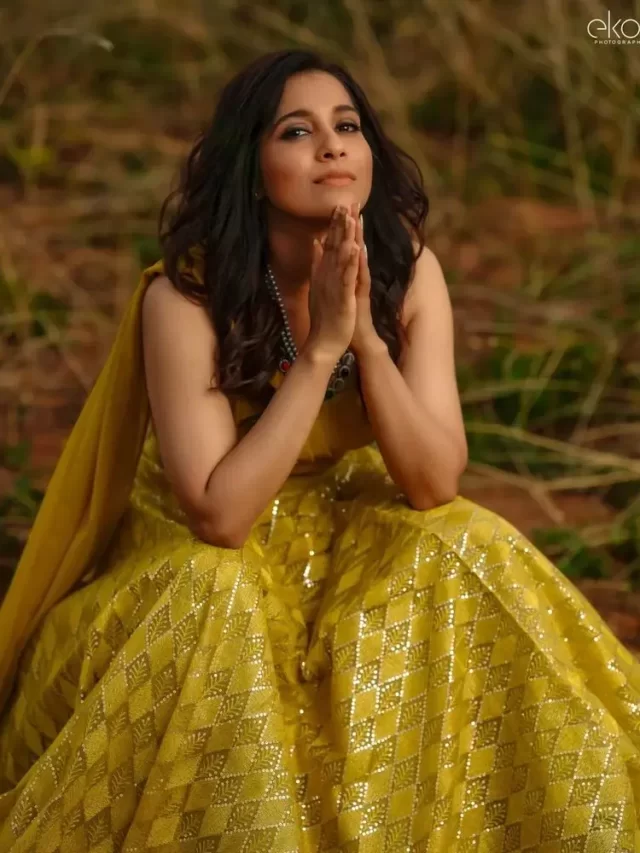 Anchor Rashmi Gautam Looks Hot in Yellow Lehanga