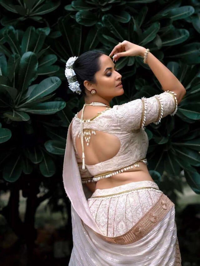 Anasuya Bharadwaj Glamorous Stills in Lehanga Voni