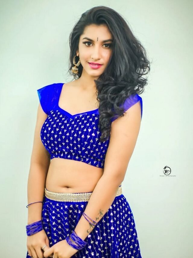 Anchor Vishnu Priya Hot Looks