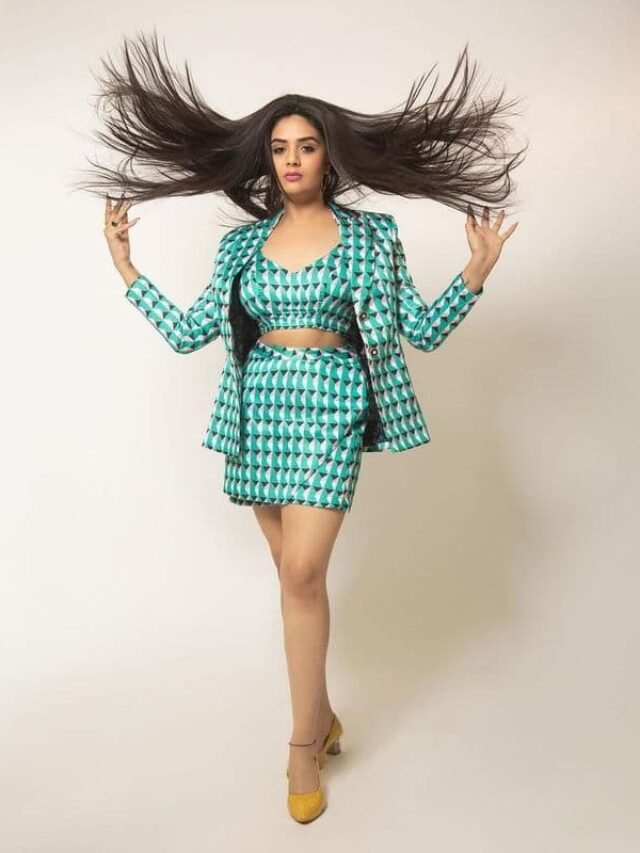 Adorable Looks of Anchor Sreemukhi (6)