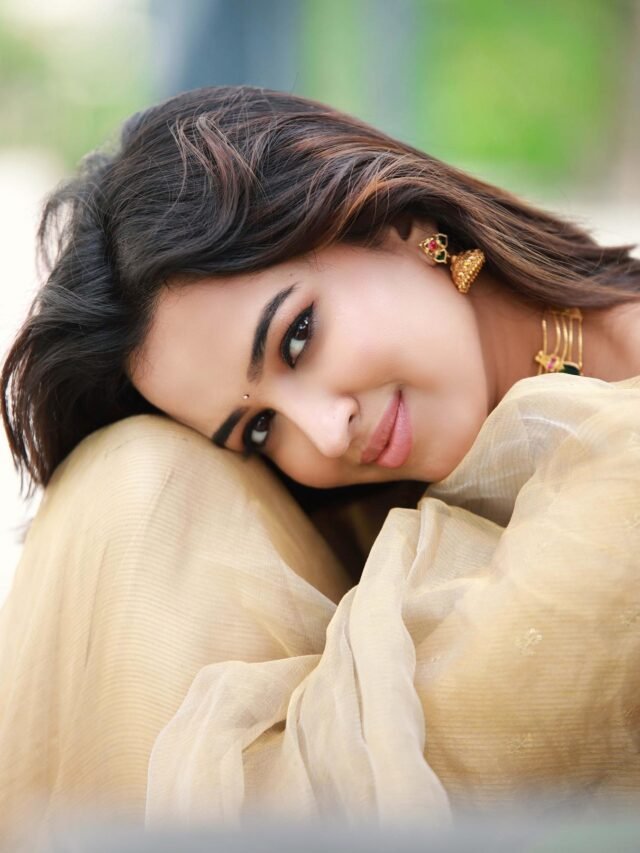 Pujita Ponnada's Elegant Looks in Saree (4)