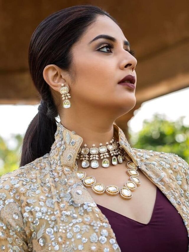 Sreemukhi Exposes her Beauty in Trendy Outfit