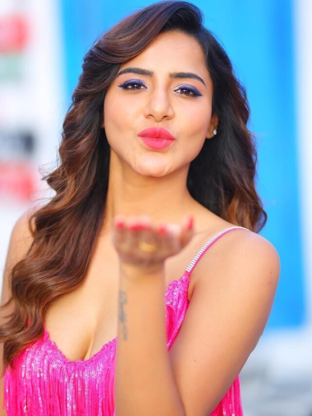 Ashu Reddy Extraordinary Look in Short Dress