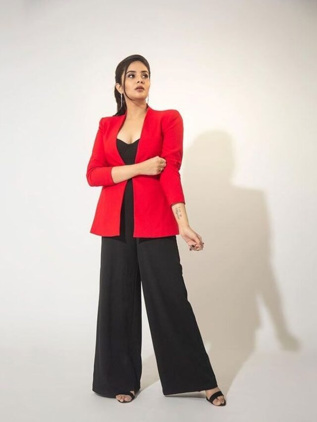 Sreemukhi Ravishing Looks in Black and Red Outfit