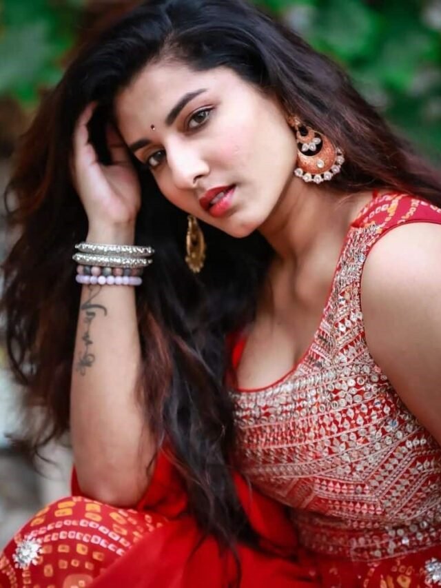 Vishnu Priya Sizzling in Red Chudidar (10)