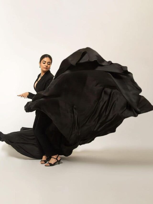 Sreemukhi Dusky Look in SIIMA 2022 (1)