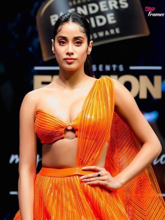 Janhvi Kapoor Glittering in Golden Outfit (