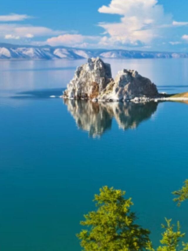 Why some lakes are crystal clear?