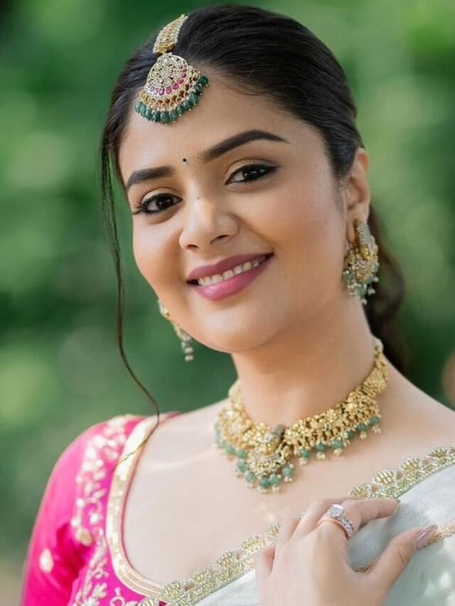 Sreemukhi Festival Look Viral